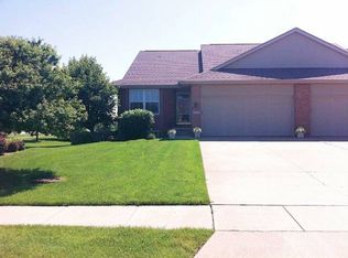 5299 Red Fox Rd, Bettendorf, IA 52722
