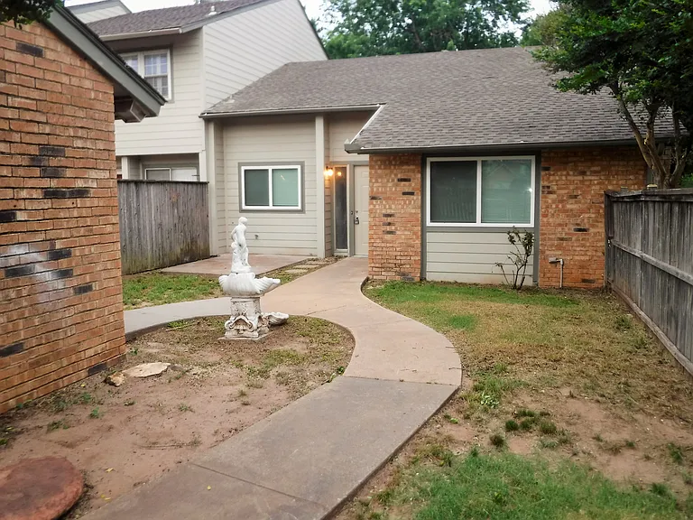 526 Greenlea Chase W — Photo 1