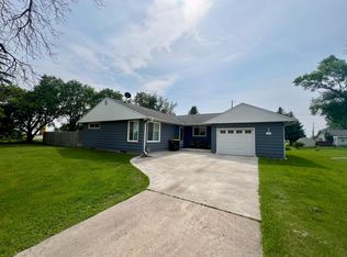 310 6th St W, Hector, MN 55342