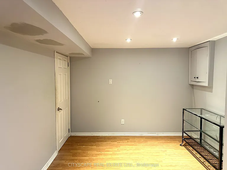 116 Rexway Dr E — Photo 22