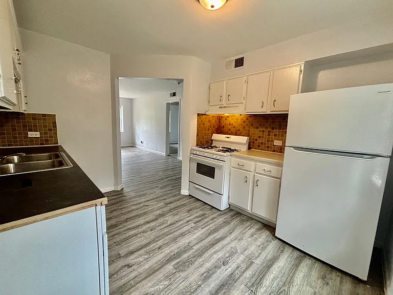 82 West — Photo 11