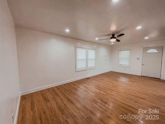 5th image of 176 Gravel Hill Ct
