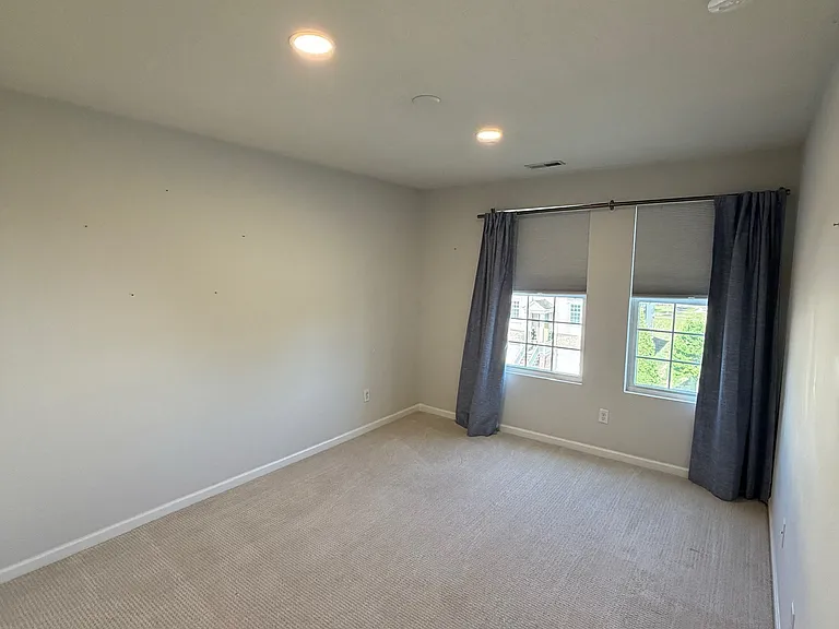 5975 N Pointe Dr — Photo 24