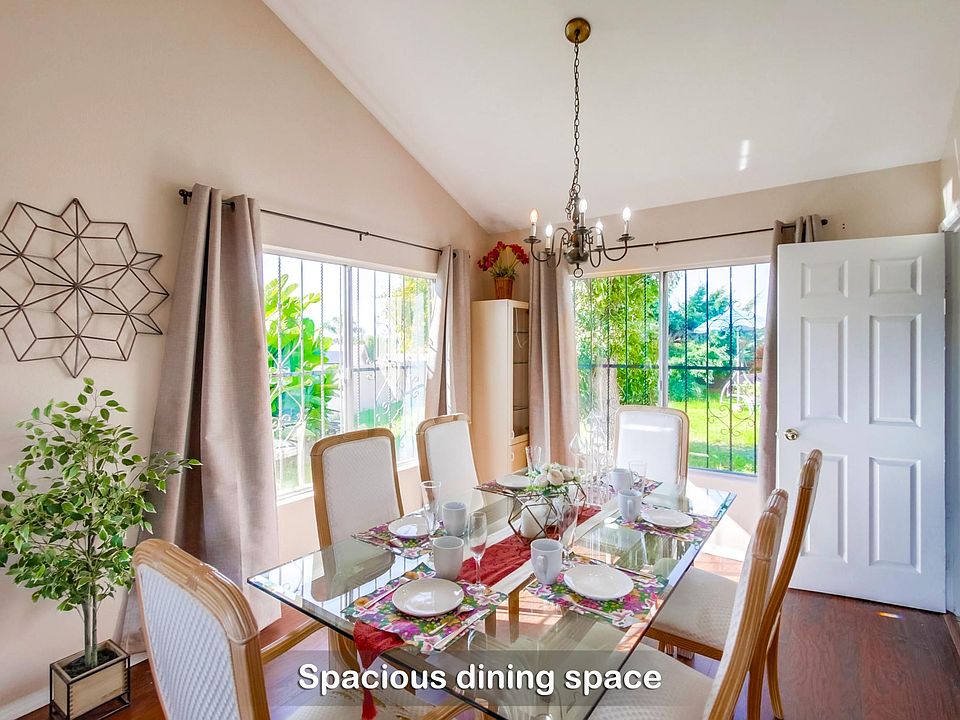 Enjoy hearty meals & gatherings in the dining table _ perfect for six & more