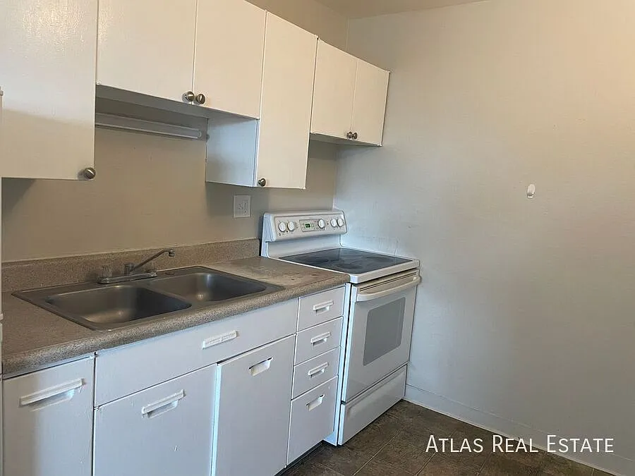 Spacious 1 Bed 1 Bath Coming Soon in Aurora! — Photo 2