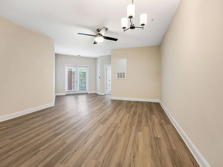 Ashbury Square Apartments — Photo 11