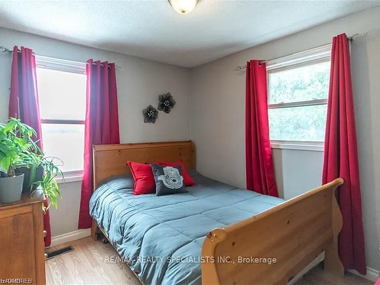9697 Dickenson Rd W — Photo 14