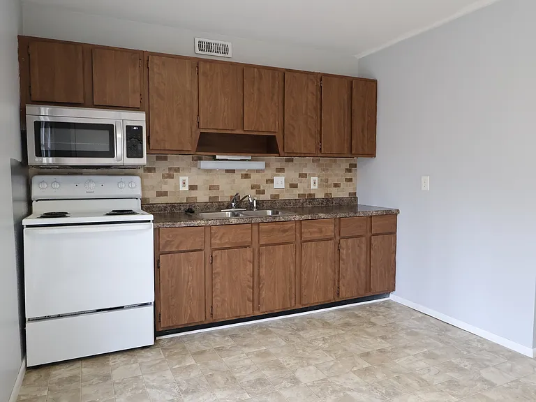205 Long St — Photo 8