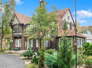 27 Ridgemoor Dr, Saint Louis, MO 63105