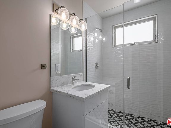4th image of 1553 S Saltair Ave #101