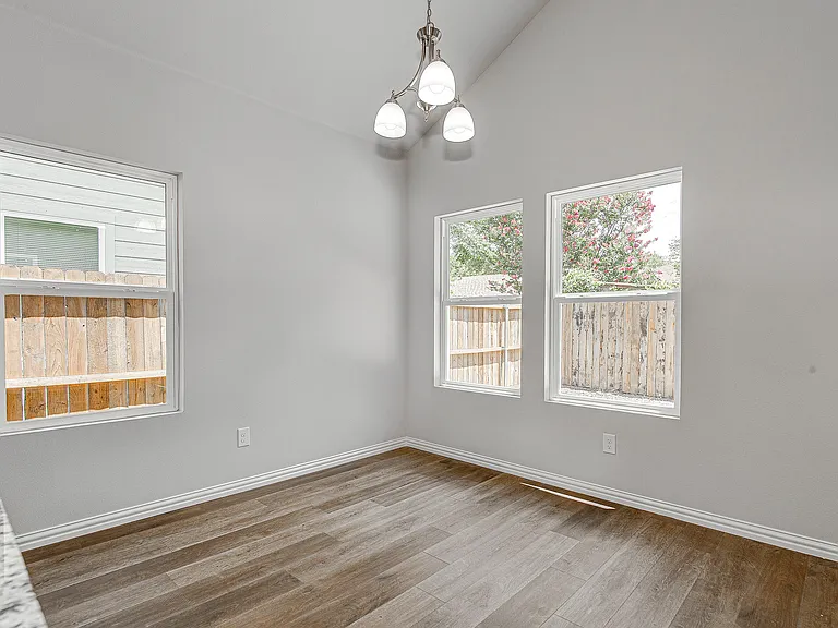 2511 Birdell St — Photo 9