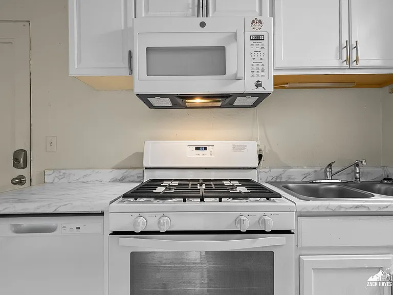 618 Gambell St #11 — Photo 21