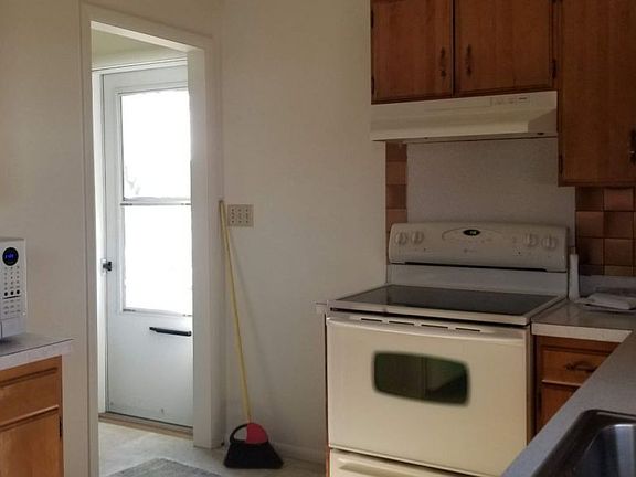 5th image of 509 Woodbury St