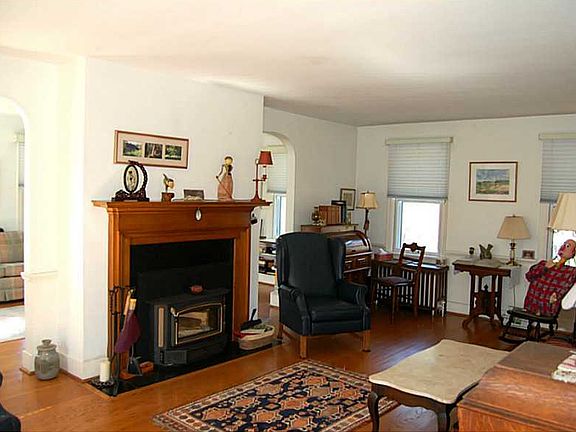 5th image of 12 Lockwood Dr