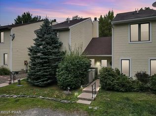 102 Crest Dr, Hawley, PA
