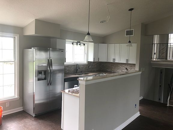 5th image of 3411 Thames Dr