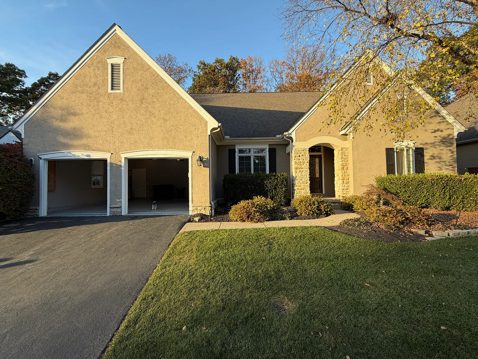 5 bed, 3.5 bath, 3800 sqft, $4,000 — Photo 2