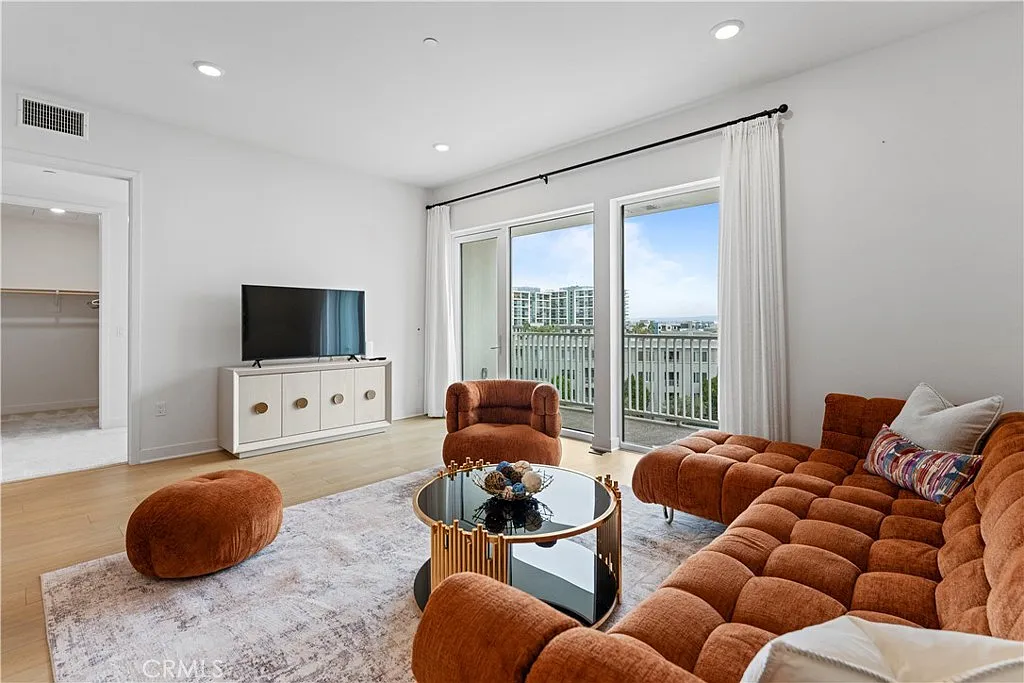 3 bed, 2038 sqft, $7,500 — Photo 1