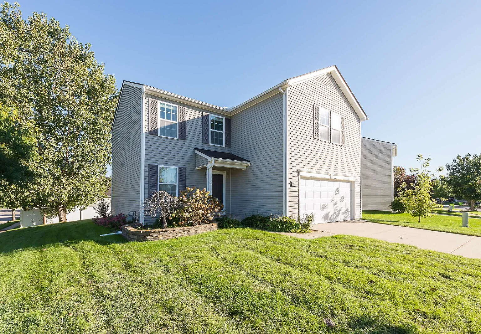 3 bed, 2.5 bath, 1821 sqft, $3,000 — Photo 1