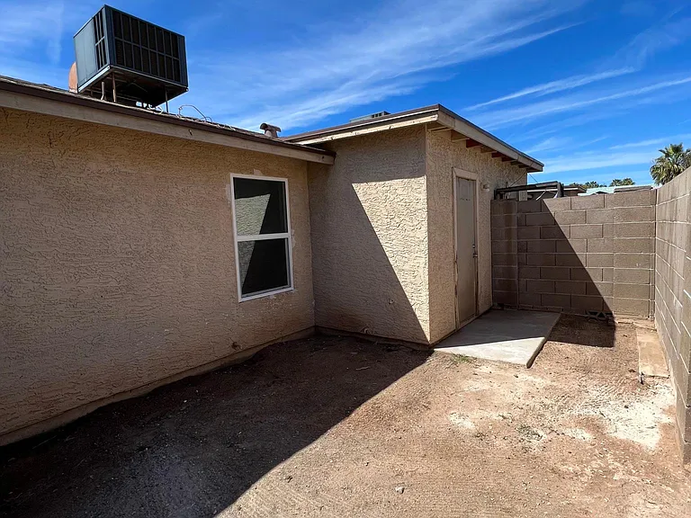 2851 E Capri Cir — Photo 6