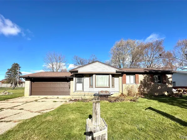 1141 Holly Spring Ln, Grand Blanc, MI 48439