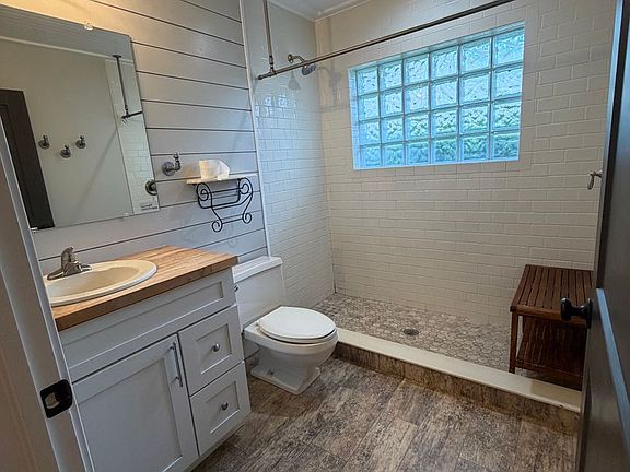 5th image of 6 Forest Ln