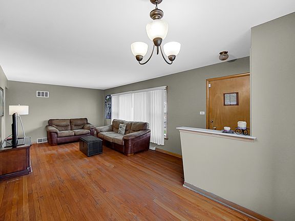 3rd image of 16404 Betty Ln