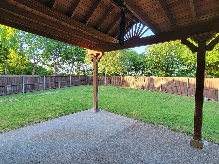 401 Colony Dr — Photo 24