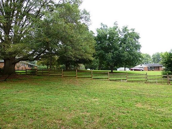 5th image of 604 Parkwood Dr