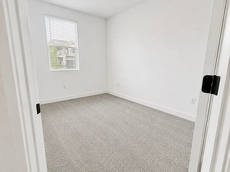408 Monastery Dr — Photo 4