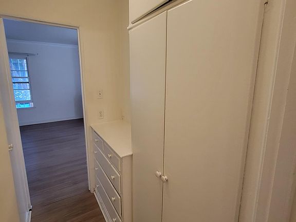 3rd image of 5952 Melrose Ave #1