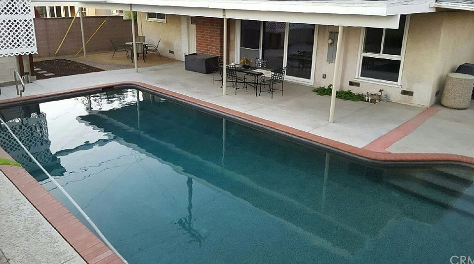 10 ft Deep & room for diving