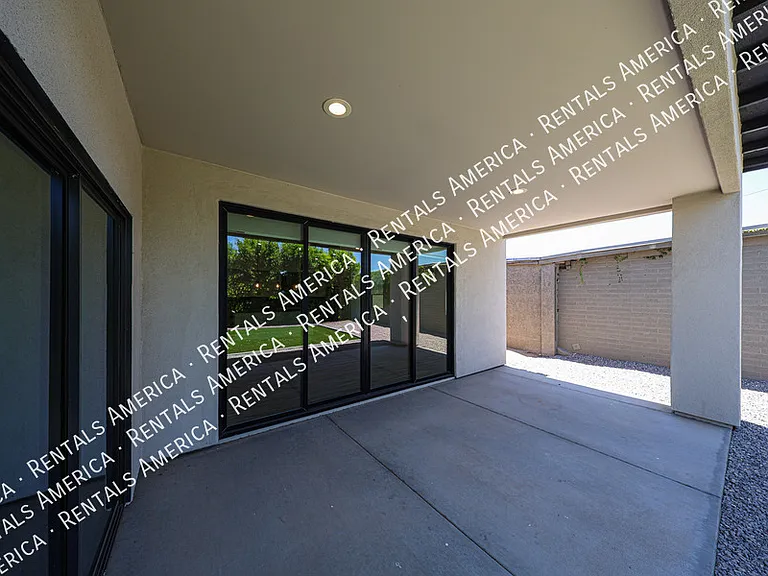 2418 E Amelia Ave — Photo 62