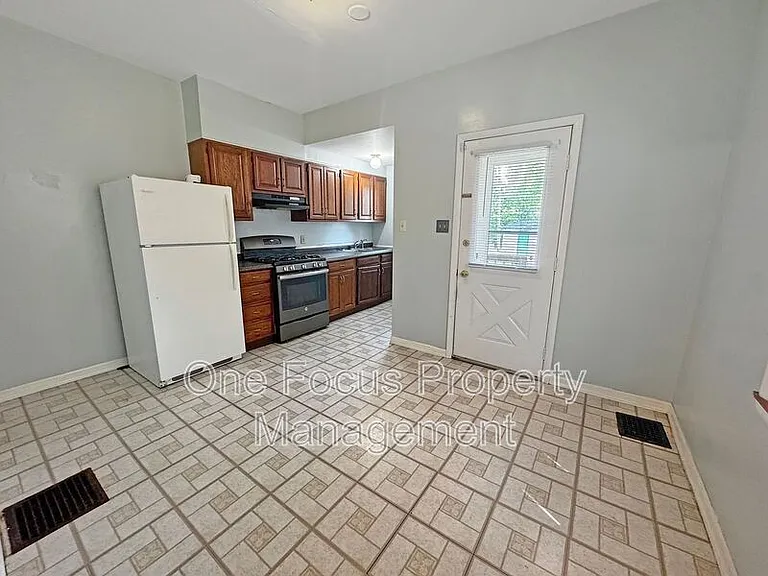1018 Baldwin St — Photo 4