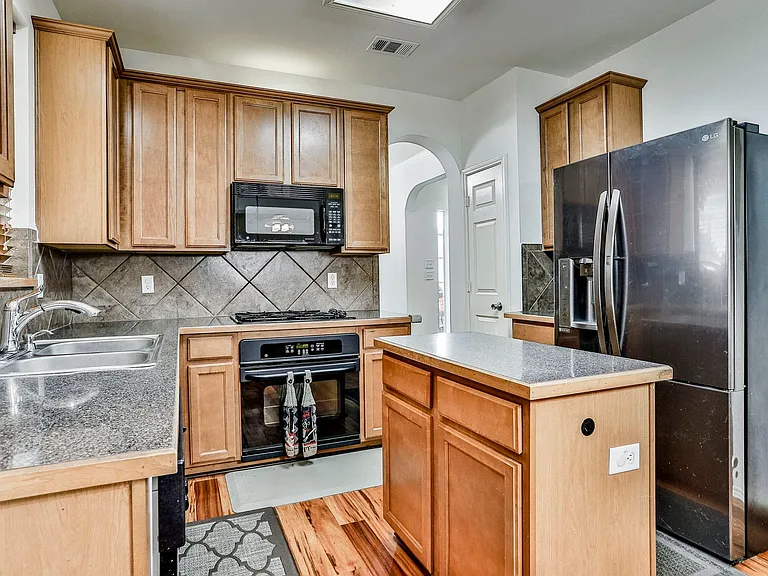 9921 Delamere Dr — Photo 10