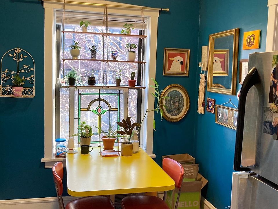 Eat-in dining area (southern exposure)