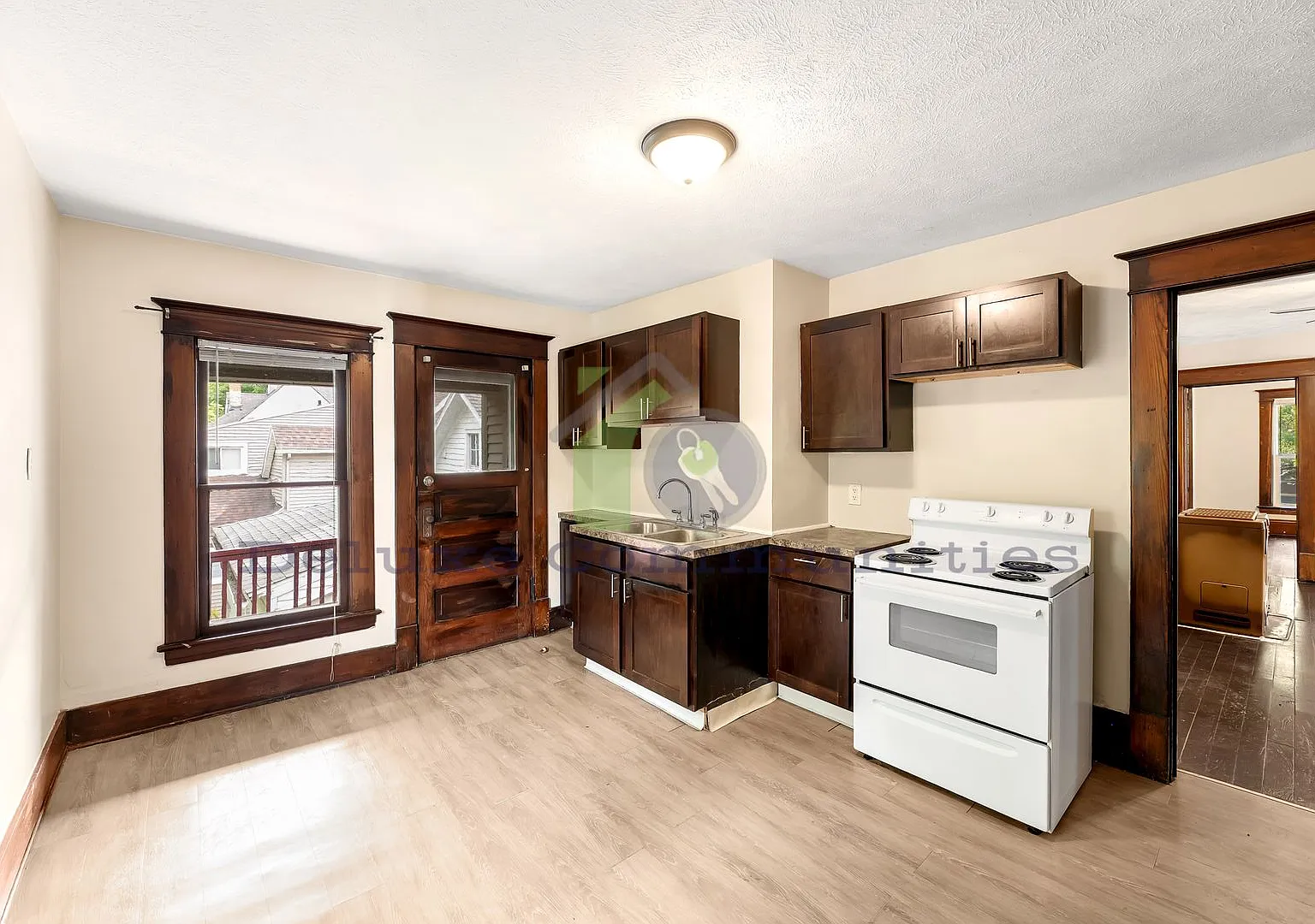 Spacious 1 Bedroom Upper Unit by Downtown Grand Rapids — Photo 3