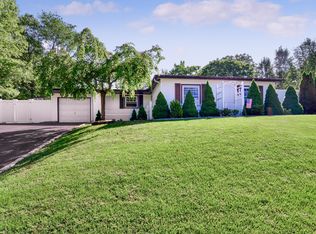 7 Lehigh Ln, Farmingville, NY 11738