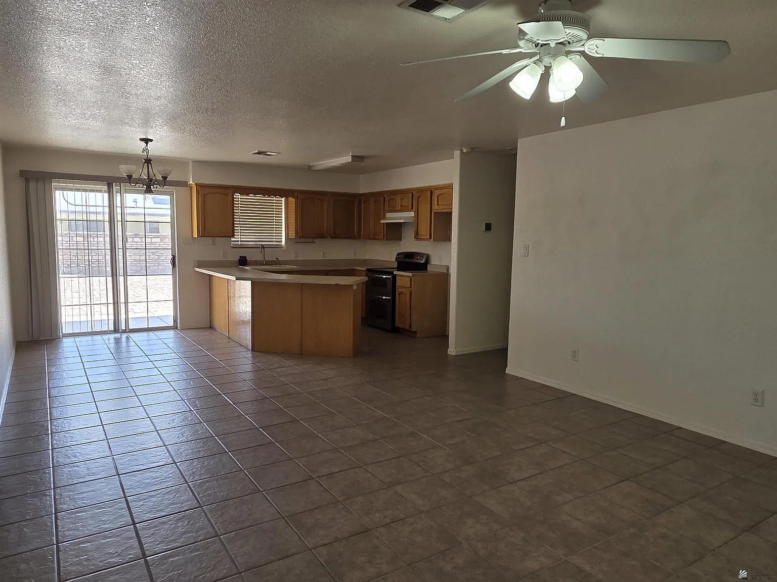 3 bed, 2.0 bath, 1227 sqft, $1,400 — Photo 2