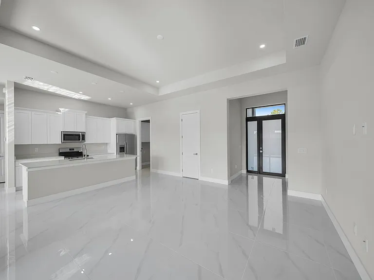 2913 14th St W — Photo 4