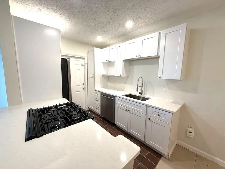 265 SW 7th St #4 — Photo 5