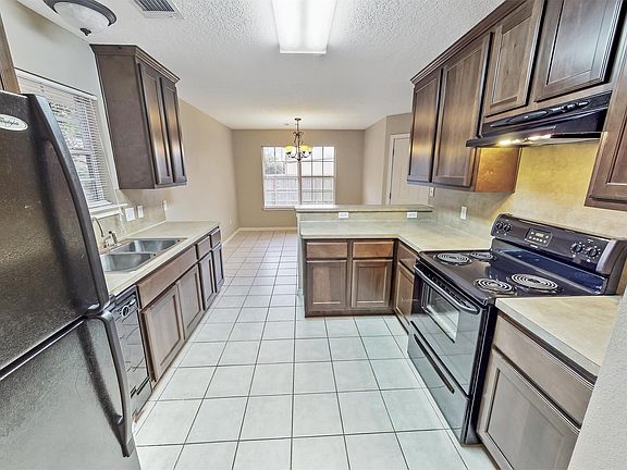 5th image of 134 Sterling St