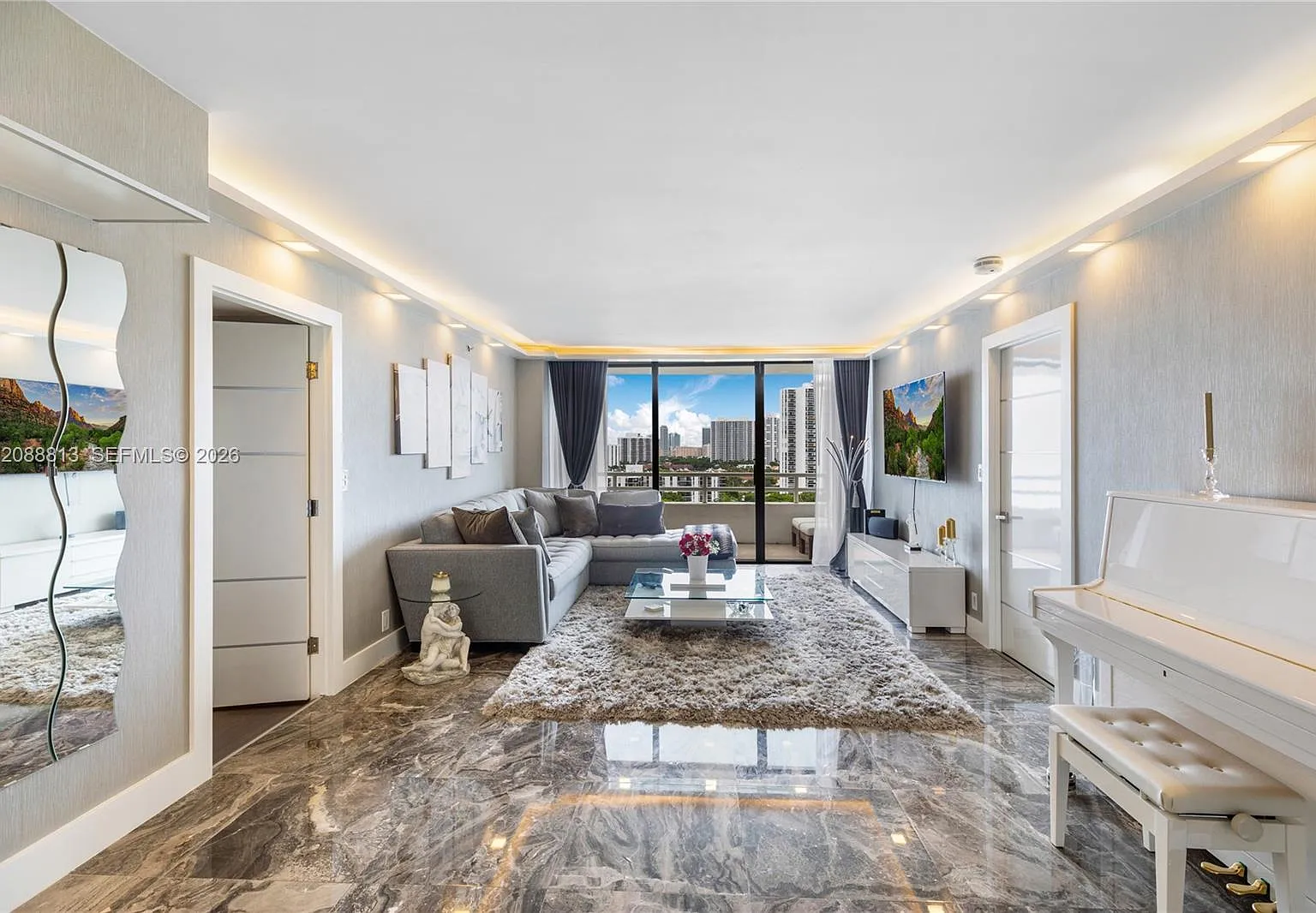 Delvista Towers Condo — Photo 1