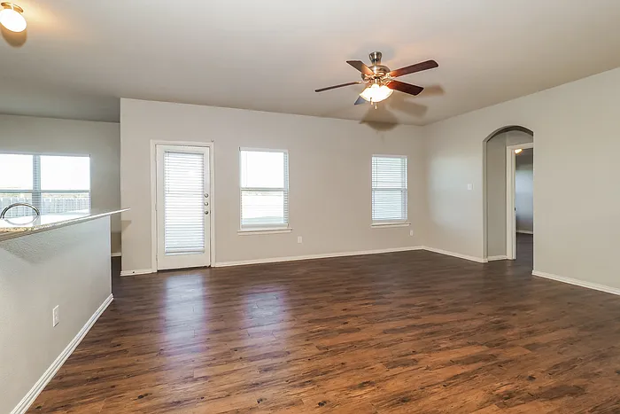 300 Windmill Ct — Photo 3