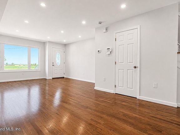3rd image of 795 Father Capodanno Blvd