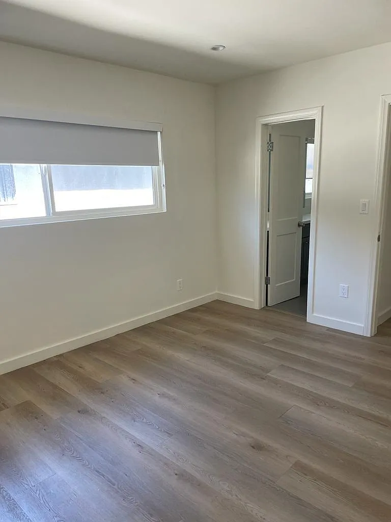 Building Photo - 6649 Rhodes Ave #4