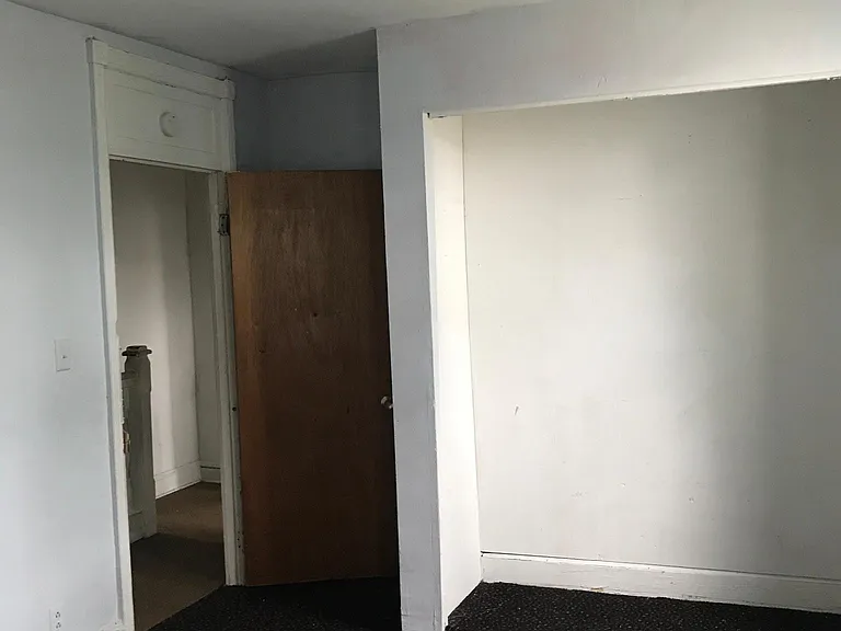 932 W 8th St — Photo 11