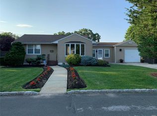 15 Smith St, Deer Park, NY 11729