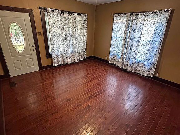 5th image of 327 E Clare St