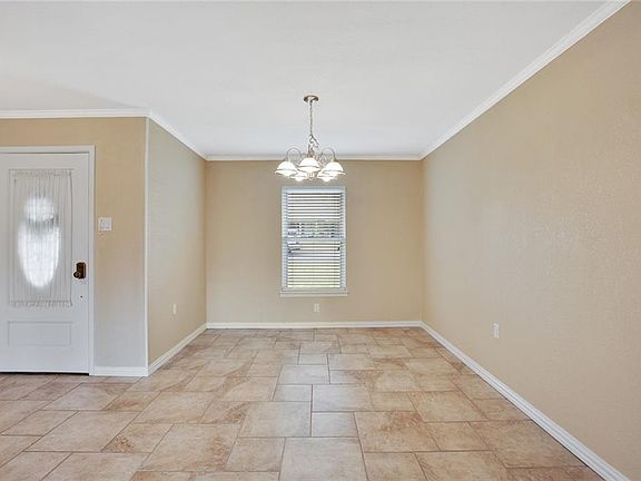 5th image of 709 Willow Creek Dr